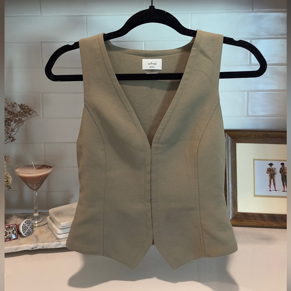 Aritzia Tops - Aritzia Attire Vest in 00